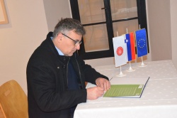 Zeleno zavezo slovenskega turizma je podpisal tudi kostanjeviški župan Robert Zagorc (Foto: Pavel Perc)