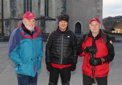Z leve: pobudnik poti Viktor Uhan, sedanji podpredsednik in bivši dolgoletni predsednik šentrupertskega planinskega društva Bojan Brezovar, in aktualni vodnik pohoda v Nebesa Peter Slapšak.