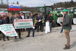 Protesnike je pred trgovskim središčem v Mačkovcu nagovoril strokovni tajnik Sindikata kmetov Slovenije Novomeščan Jernej Redek. (Foto: I. Vidmar)