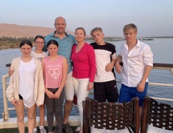 Sedemčlanska družina Preskar na potovanju po Nilu. (Foto: osebni arhiv)