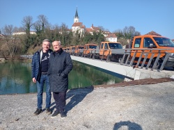 Vodja del pri CGP Danilo Malnar (levo) in projektant mostu Marjan Pipenbaher sta ponosna na uspešno končano gradnjo dveh novih novomeških pešmostov. (Foto: B. B.)