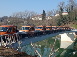 Na pešmost čez Krko med Kandijo in Župančičevem sprehajališču se je nagnetlo 18 tovornjakov. (Foto: B. B.)