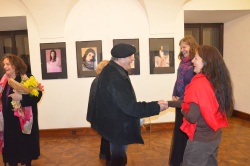 Rudi Stopar se rokuje z eno od portretirank Taje Albolena (na desni), na levi Jožica Mikek Veber.