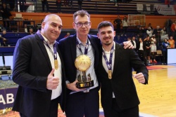 Trenerski štab je odlično pripravil ekipo na finalni turnir. Glavni trener Gašper Okorn (v sredini) s svojima pomočnikoma, Igorjem Kešljem (levo) in Maticem Šiško.