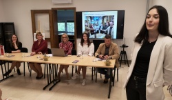 Z leve: dr. Marjeta Pezdirec, Martina Legan Janžekovič, Suzana Puškarić,  Eva Štefanič in Andrej Škof, desno nova kraljica metliške črnine Nina  Pečarič (Foto: M. G.)