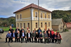 Črnečani, ki so obiskovali šolo v  Črneči vasi, ob lanskem odprtju prenovljene stavbe. (Foto: arhiv; Goran Rovan)