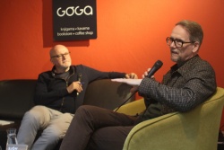 Sjón se je v knjigarni Goga pogovarjal z vrstnikom in poklicnim kolegom Miho Mazzinijem. (Foto: I. Vidmar)