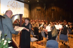 Srebrno jubilejno priznanje JSKD Simfoničnemu orkestru izroča dr. Borut  Smrekar predsednici orkestra Tatjani Vakselj. (Foto: P. Perc)