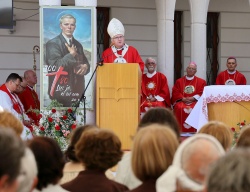 Nadškof je v pridigi izpostavil Grozdetov zdravi krščanski ponos, ki mu ga ni manjkalo. (Foto: Jože Potrpin, Družina)