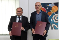 Pogodbo sta podpiala župan občine Mirna Peč Andrej Kastelic in Viktor Dolinšek, direktor podjetja Komunalne gradnje Grosuplje. (Foto: M. Ž.)