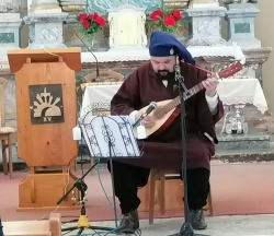 Filip Gačić na kitarski lutnji v cerkvi sv. Nikolaja