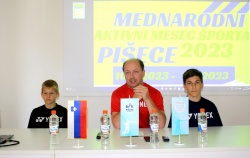 Tadej Škof (v sredini) je danes predstavil Mednarodni aktivni mesec športa Pišece 2023, spremljala sta ga Jan Hotko (levo) in Mihael škof.