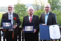 Prejemniki letošnjih občinskih priznaj. Z leve proti desni: dr. Jože Uhan, Jože Brcar in ravnatelj šole Jože Tratar