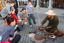 Obiskovalci so z zanimanjem prisluhniki razlagam ob prikazu starodavnih obrti in izdelkov.