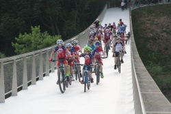 Čast prvim se uradno zapeljati po novem mostu je pripadla mladim kolesarjem. (Foto: I. Vidmar)