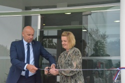 Odprtje CKZ Krško - rezanje traku sta opravila župan Janez Kerin in direktorica ZD Tatjana Fabjančič Pavlič. (Foto: P. Perc)