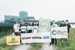 Pred Nuklearno elektrarno Krško je junija 2021 potekala akcija  okoljskih organizacij iz šestih držav (tudi Avstrije, kjer so zbirali podpise za zaprtje krške nuklearke), s katero so opozorili na  problematiko podaljševanja življenjske dobe 40 let stare Nek. (Foto: arhiv; Focus)