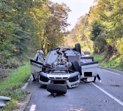O včerajšnji prometni nesreči pri Dolnjem Mokrem Polju smo že poročali, s PU Novo mesto danes podrobneje pojasnjujejo, zakaj in kako se je zgodila ter kakšne so bile posledice (v tekstu). (Foto: FB PKD)