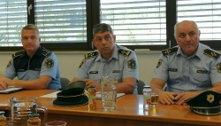 Policisti niso manjkali na izredni seji OS Škocjan o romski problematiki.