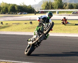 Matija Podhraški ha lasciato senza fiato gli spettatori con la sua spettacolare prestazione in moto.