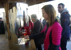 Obiskovalci so si točili vino iz fontane cvička.