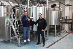 Direktor Samo Žabkar (desno) in vodja prodaje Jure Zlobko pravita, da je  kakovostna pivovarska oprema ključa za zanesljivo proizvodnjo.