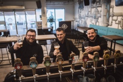 Ustanovitelji Reset pivovarne (z leve): Jure Zlobko, vodja prodaje, Igor  Zorko, ki bedi nad financami, ter Samo Žabkar, ki opravlja delo  direktorja in pivovarja (Foto: osebni arhiv)