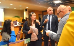 Živahna razprava se je nadaljevala tudi med prekinitvami – na  fotografiji župan Janez Kerin in direktorica Ajda Štrucl v pogovoru s  svetniki. (Foto: P. P.)