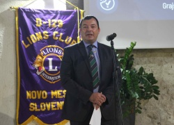 Predsednik Lions kluba Novo mesto Tomislav Hećimović se je v nagovoru ozrl na tri desetletja delovanja kluba in njihovo dobrodelno delovanje. (Foto: M. Ž.)