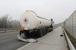 FOTO: Na dolenjski avtocesti trčila avto in cisterna z butan plinom