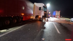 FOTO: Na avtocesti tovornjak prebil varnostno ograjo