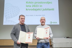 Tomaž Ajdnik iz Proizvodnje učinkovin in Marko Vajović iz Razvoja in raziskav učinkovin, ki sta to dragoceno tekočino  darovala že 90-krat.