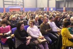 Die Turnhalle der Zweigschule in Dolenja Nemška vas war bis in die letzte Ecke gefüllt.