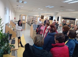 Sabina Stanič je povedala, kako obiskovalci lahko dostopajo do knjižnice semen v Knjižnici Brežice. (Foto: M. L.)