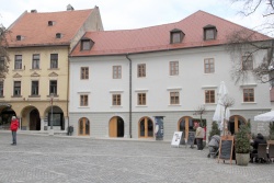 Fichtenauova hiša je spomeniško zaščitena stavba na  zgornjem koncu novomeškega Glavnega trga. (Foto: I. Vidmar)