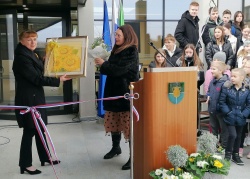 Zahvala dolgoletni ravnateljici Nevenki Lahne (na levi) - sliko sončnice ji je izročila nova ravnateljica Tadeja Molan Žinko.