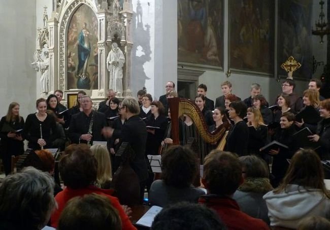 Frančiškanska cerkev je bila polna, obiskovalci pa so z veseljem prisluhnili krasnemu koncertu domačih glasbenikov, ki ga ni moč slišati vsak dan.