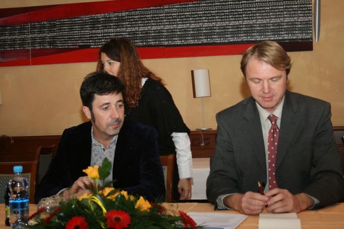 Poslanec Franci Kek in predsednik Zares Golobič na novinarski konferenci.