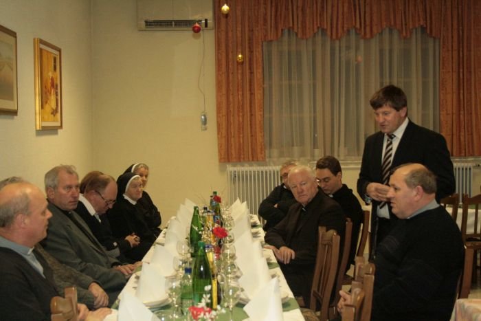 Župan Franc Bogovič med nagovorom, na desni videmski dekan Jože Špes.