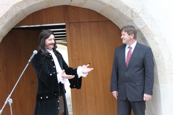 V obnovljen Valvasorjev kompleks je obiskovalce povabil sam Janez Vajkard Valvasor (na sliki s krškim županom Francem Bogovičem).