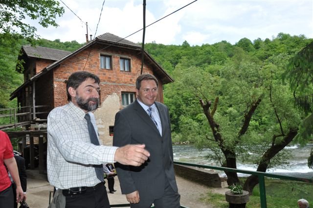 Novi minister za kmetijstvo Dejan Židan (desno, z Borisom Grabrijanom ob včerjašnjem obisku v krajinskem parku Kolpa) bo imel v ministrstvu državno novo sekretarko. (Foto: KPK)