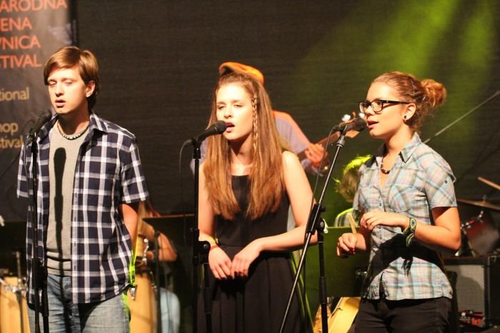 Udeleženci delavnic Jazzintyja so se sinoči predstavili na zaključnem koncertu, med pevci sta bila tudi domačina Gregor Strasbergar (levo) in Eva Virc (desno). (Foto: I. Vidmar)