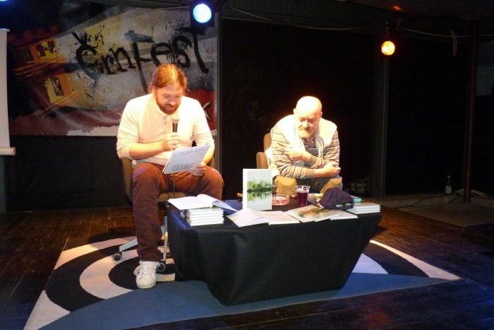 S Tomažem Skrbinškom (desno) se je pogovarjal Janez Weiss. (Foto: M. B.-J.)