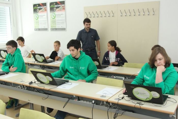Mladi novomeški šahisti so zaigrali proti superračunalniku. (Foto: M. Ž.)