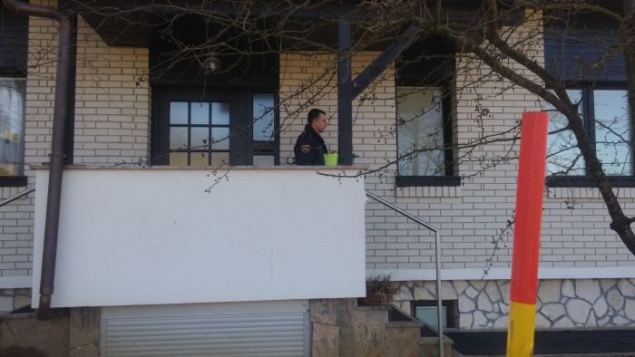 FOTO: Preiskovalci  NPU pridržali eno osebo; kriminalisti na domu Goletove