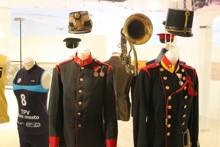 Stare uniforme in nekoliko novejši športni dresi so tudi del zgodovine Novega mesta.