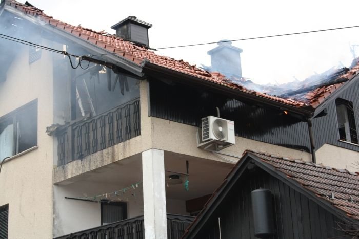 FOTO: V Dolenjskih Toplicah še vedno gasijo