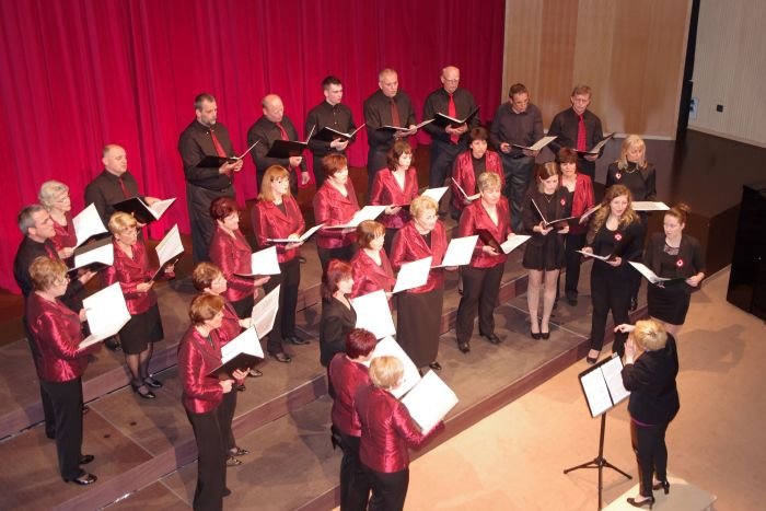 Mešani pevski zbor Ajda Orehovica Šentjernej pod vodstvom Nine Šalamon
