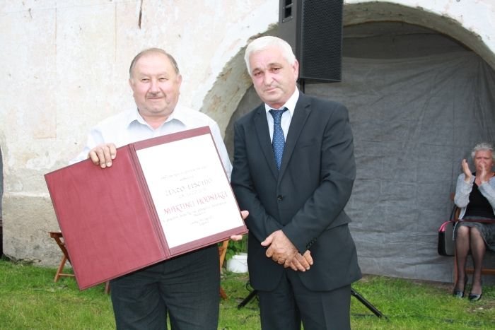 Župan Ladko Petretič je zlato listino podelil Martinu Hodniku.