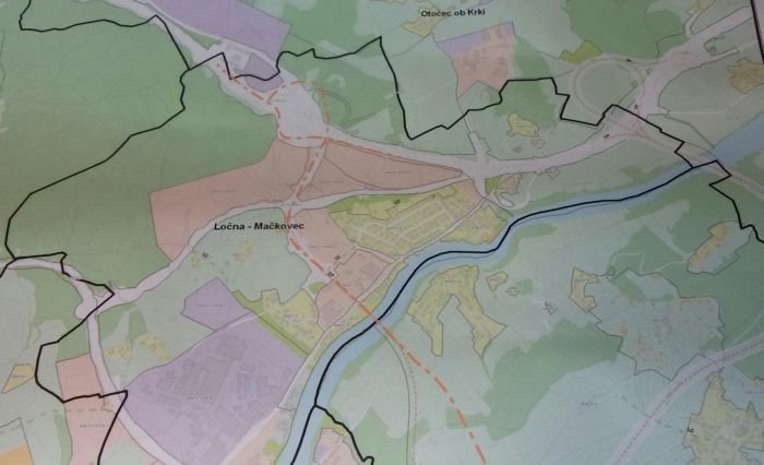 Obvozna cesta je po občinskih prostorskih načrtih predvidena pri KS Ločna-Mačkovec, hitra cesta pa bolj vzhodno - na priključku Lešnica.